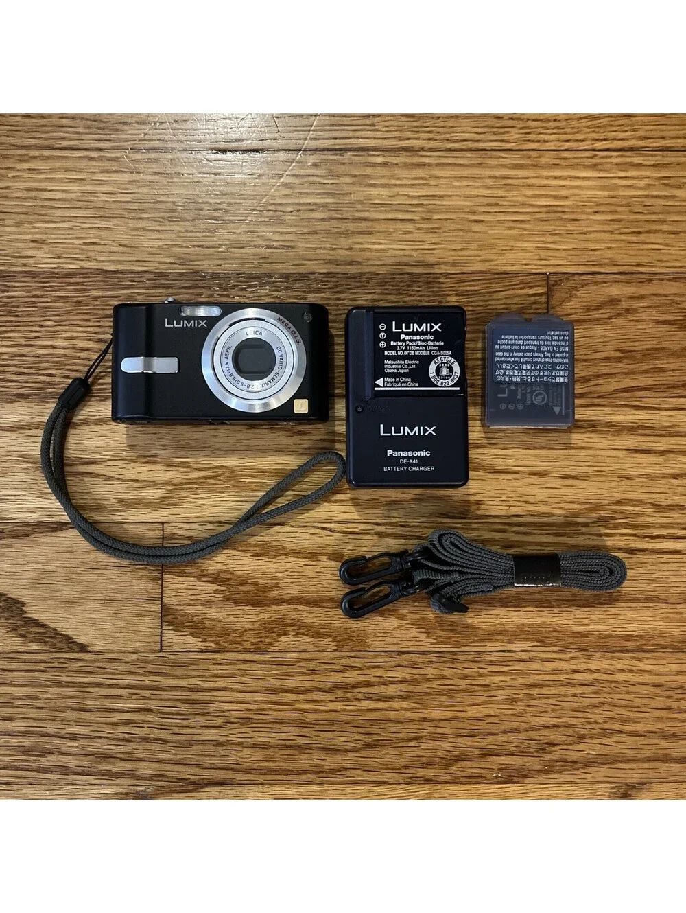 Panasonic Lumix DMC-FX12 7.2MP Digital Camera Powers On Untested Error